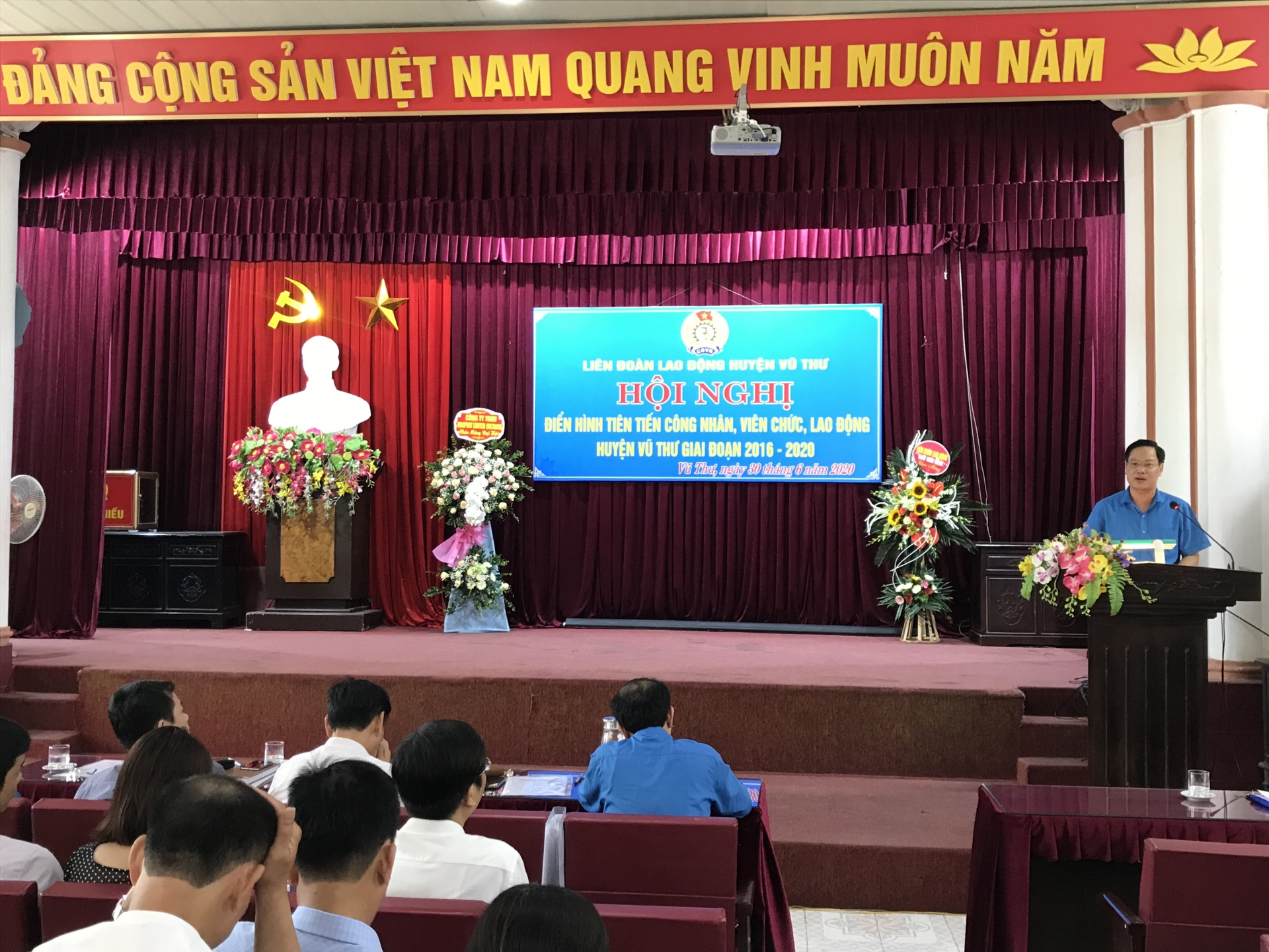 Tuyên dương 25 công đoàn cơ sở và 40 cá nhân điển hình tiên tiến tuyen duong 25 cong doan co so va 40 ca nhan dien hinh tien tien