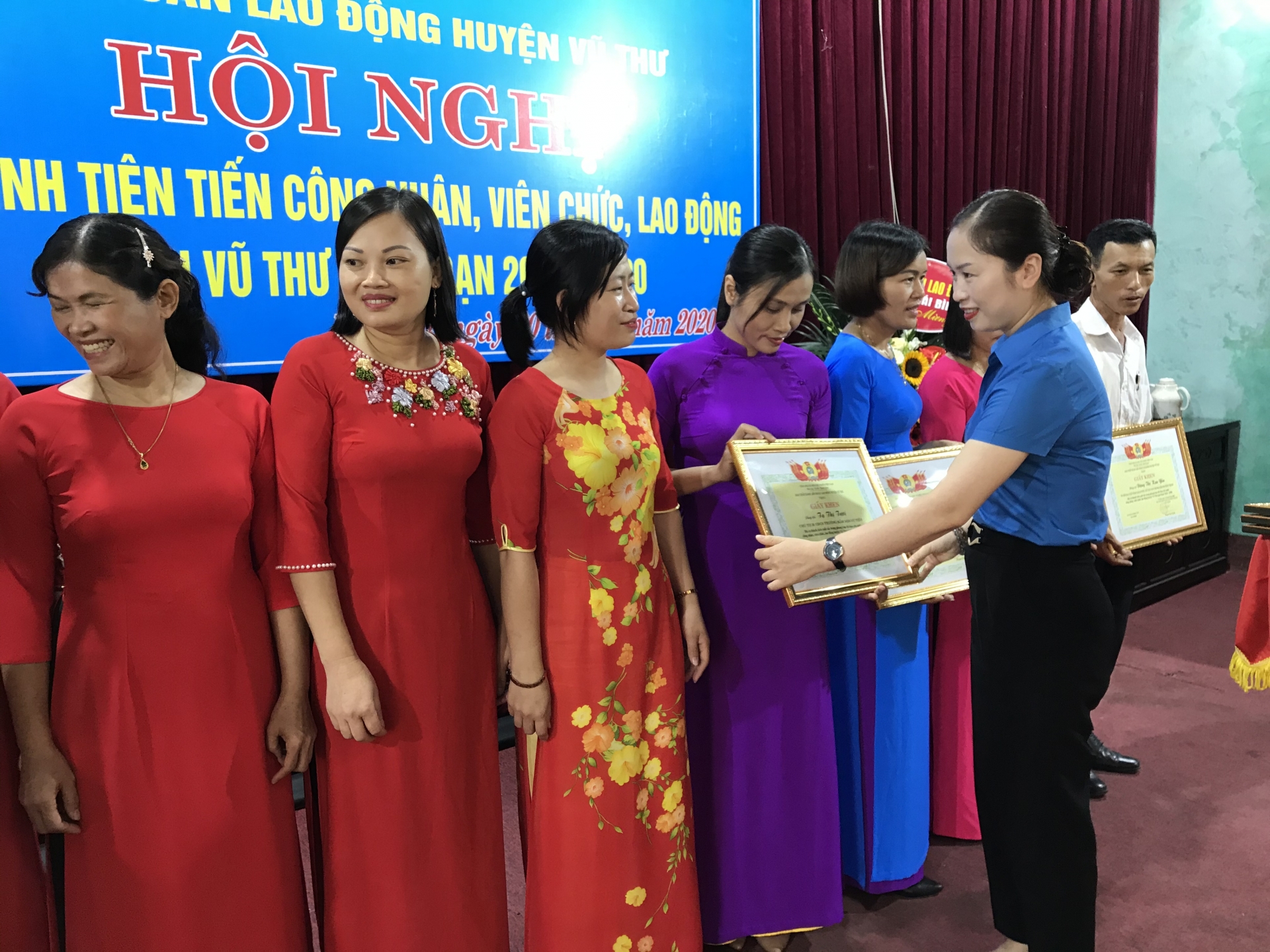 Tuyên dương 25 công đoàn cơ sở và 40 cá nhân điển hình tiên tiến tuyen duong 25 cong doan co so va 40 ca nhan dien hinh tien tien