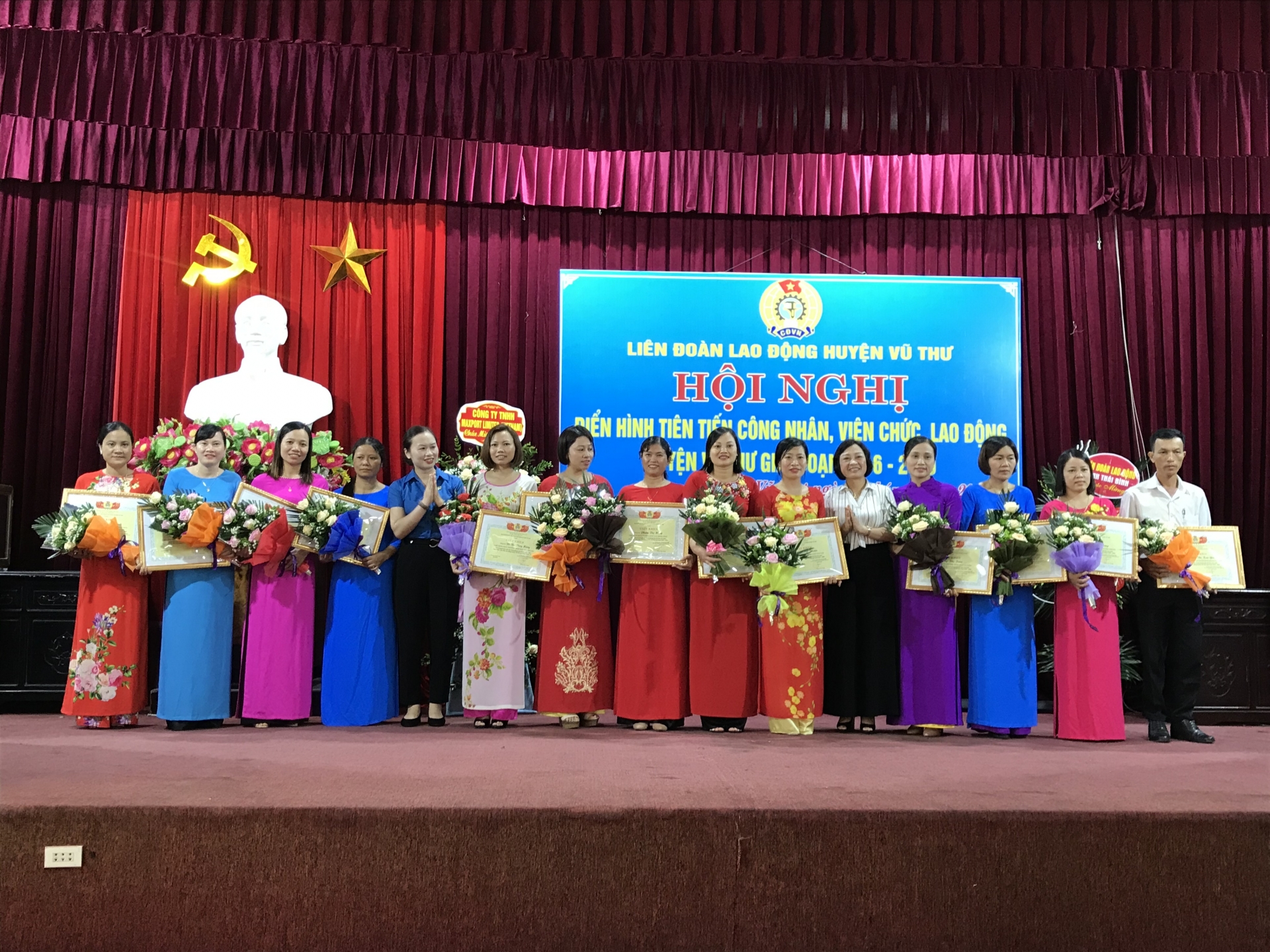 Tuyên dương 25 công đoàn cơ sở và 40 cá nhân điển hình tiên tiến tuyen duong 25 cong doan co so va 40 ca nhan dien hinh tien tien