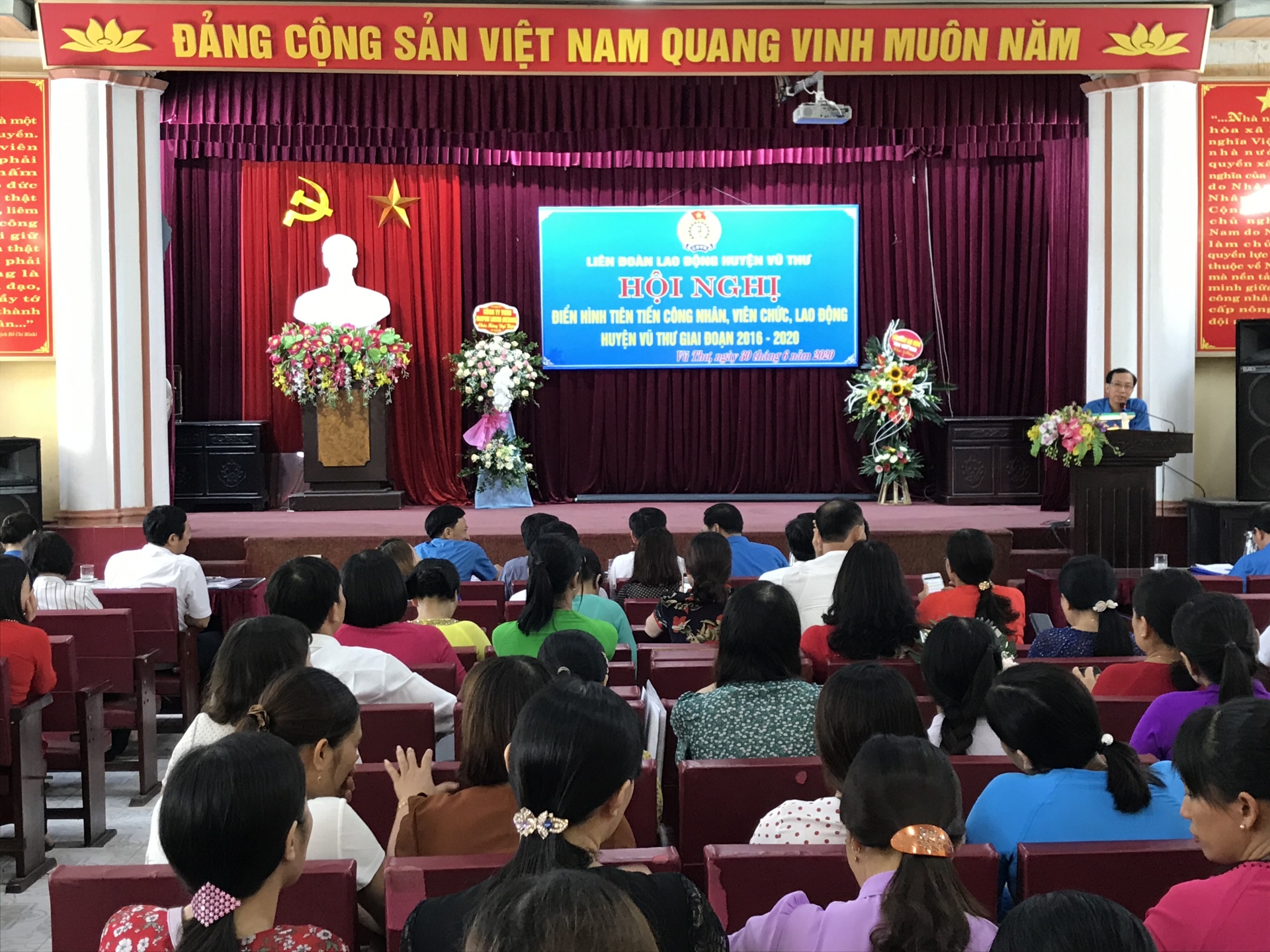 Tuyên dương 25 công đoàn cơ sở và 40 cá nhân điển hình tiên tiến tuyen duong 25 cong doan co so va 40 ca nhan dien hinh tien tien