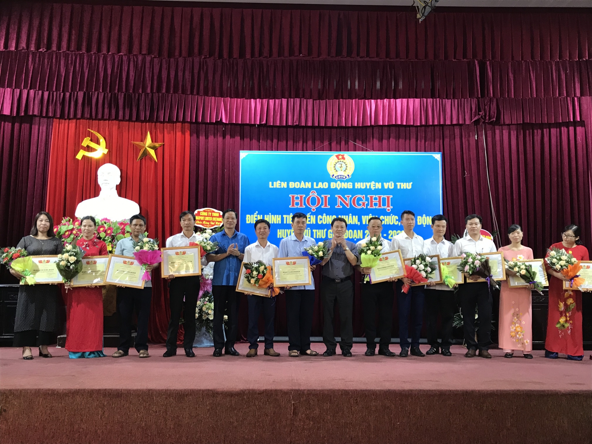 Tuyên dương 25 công đoàn cơ sở và 40 cá nhân điển hình tiên tiến tuyen duong 25 cong doan co so va 40 ca nhan dien hinh tien tien