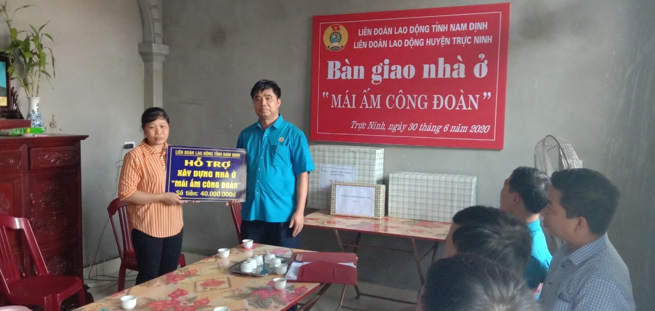 Bàn giao nhà ở Mái ấm công đoàn ở thị trấn Cổ Lễ