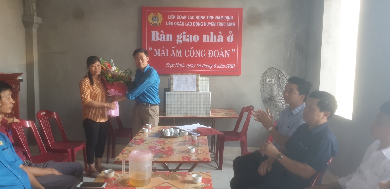 ban giao nha o mai am cong doan o thi tran co le