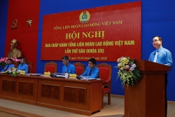 cong nhan nu di lam ve khuya canh giac voi nhung ga bien thai