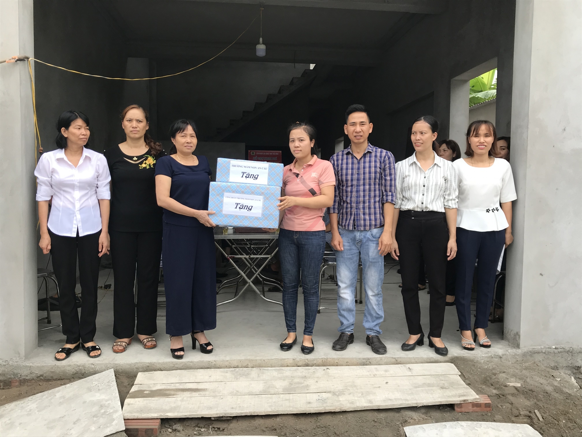 niem vui lai den voi doan vien co hoan canh kho khan ve nha o