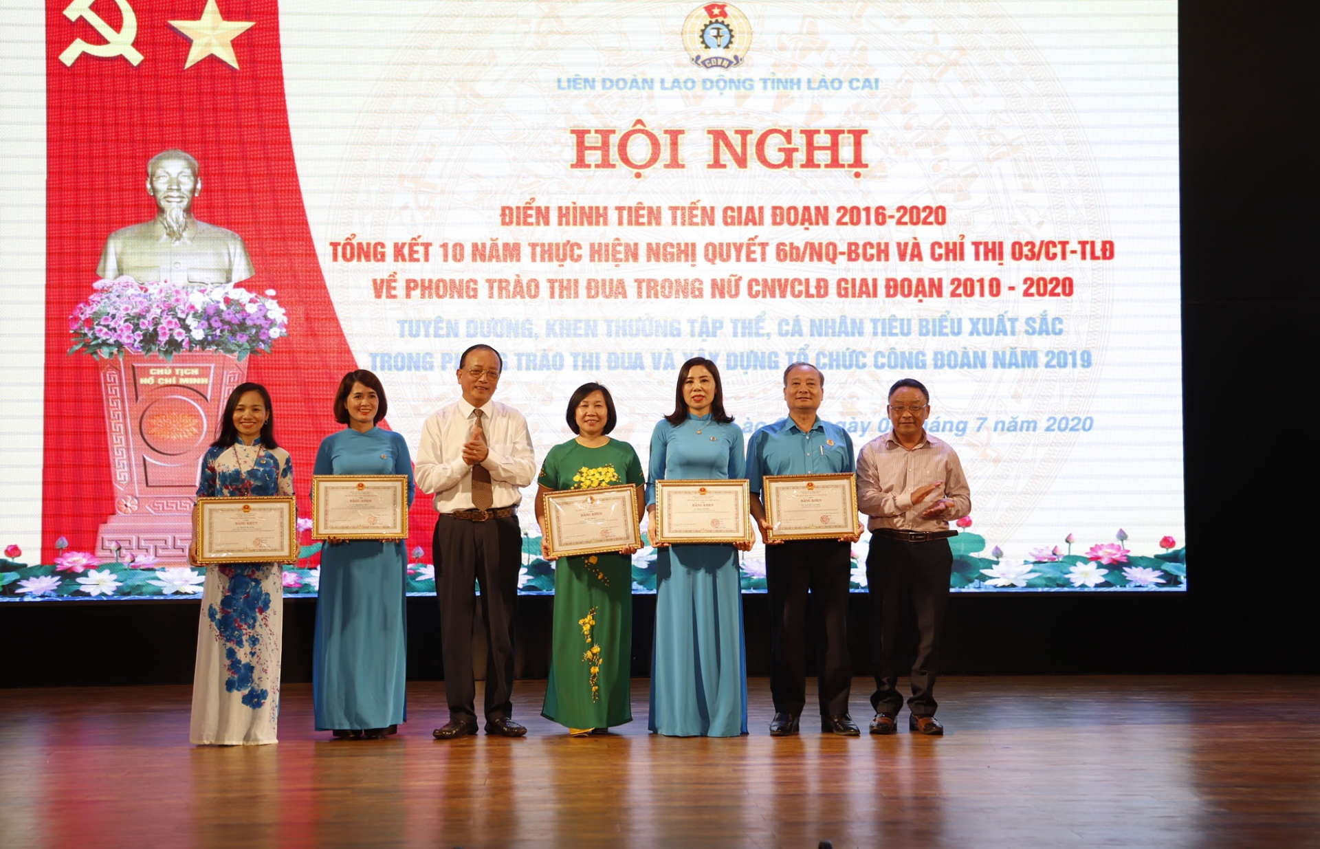 Khen thưởng 35 tập thể, 62 cá nhân xuất sắc trong các phong trào thi đua yêu nước khen thuong 35 tap the 62 ca nhan co thanh tich xuat sac trong cac phong trao thi dua yeu nuoc