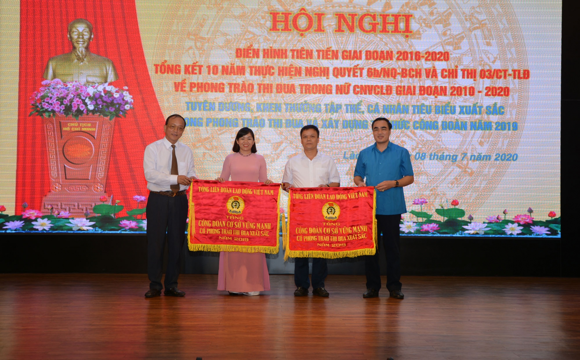 Khen thưởng 35 tập thể, 62 cá nhân xuất sắc trong các phong trào thi đua yêu nước khen thuong 35 tap the 62 ca nhan co thanh tich xuat sac trong cac phong trao thi dua yeu nuoc