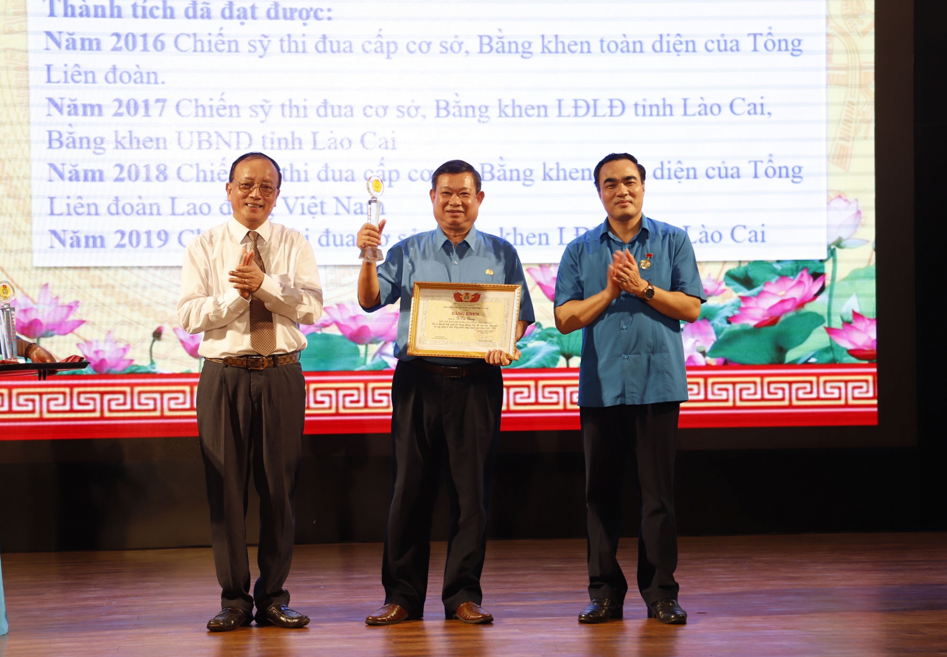 Khen thưởng 35 tập thể, 62 cá nhân xuất sắc trong các phong trào thi đua yêu nước khen thuong 35 tap the 62 ca nhan co thanh tich xuat sac trong cac phong trao thi dua yeu nuoc