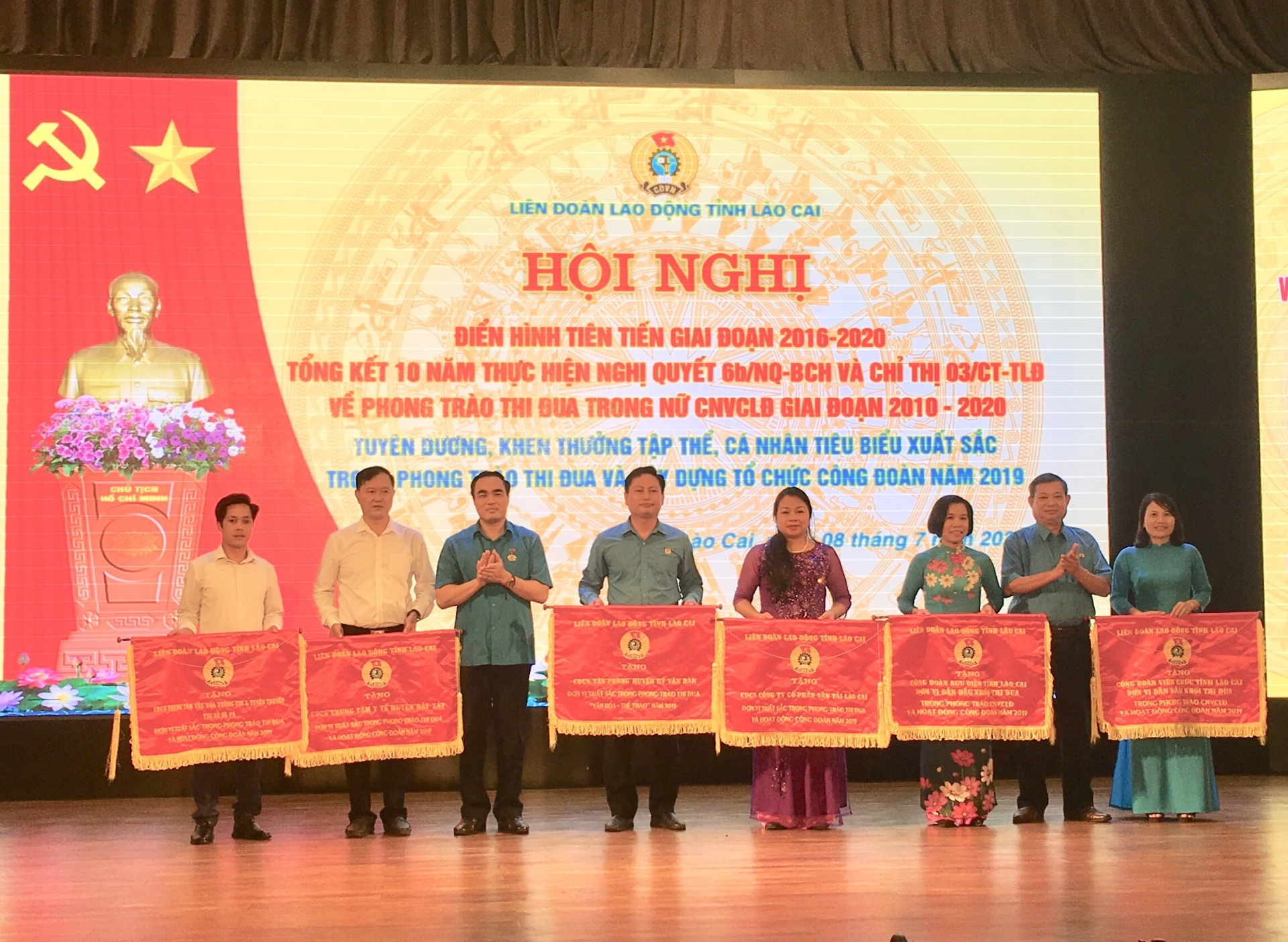 Khen thưởng 35 tập thể, 62 cá nhân xuất sắc trong các phong trào thi đua yêu nước khen thuong 35 tap the 62 ca nhan co thanh tich xuat sac trong cac phong trao thi dua yeu nuoc