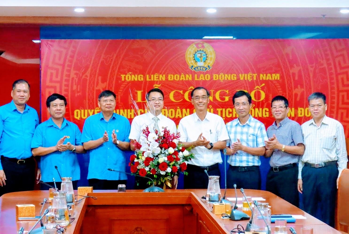 Tổng LĐLĐ Việt Nam công bố Quyết định bổ nhiệm Phó Trưởng ban Tài chính tong ldld viet nam cong bo quyet dinh bo nhiem pho truong ban tai chinh