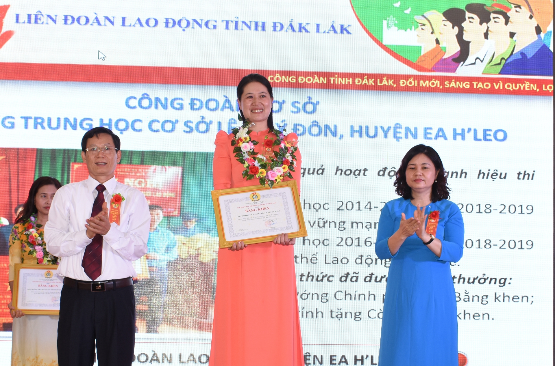 Liên đoàn Lao động tỉnh Đắk Lắk: Tuyên dương điển hình tiên tiến giai đoạn 2015-2020 lien doan lao dong tinh dak lak tuyen duong dien hinh tien tien giai doan 2015 2020