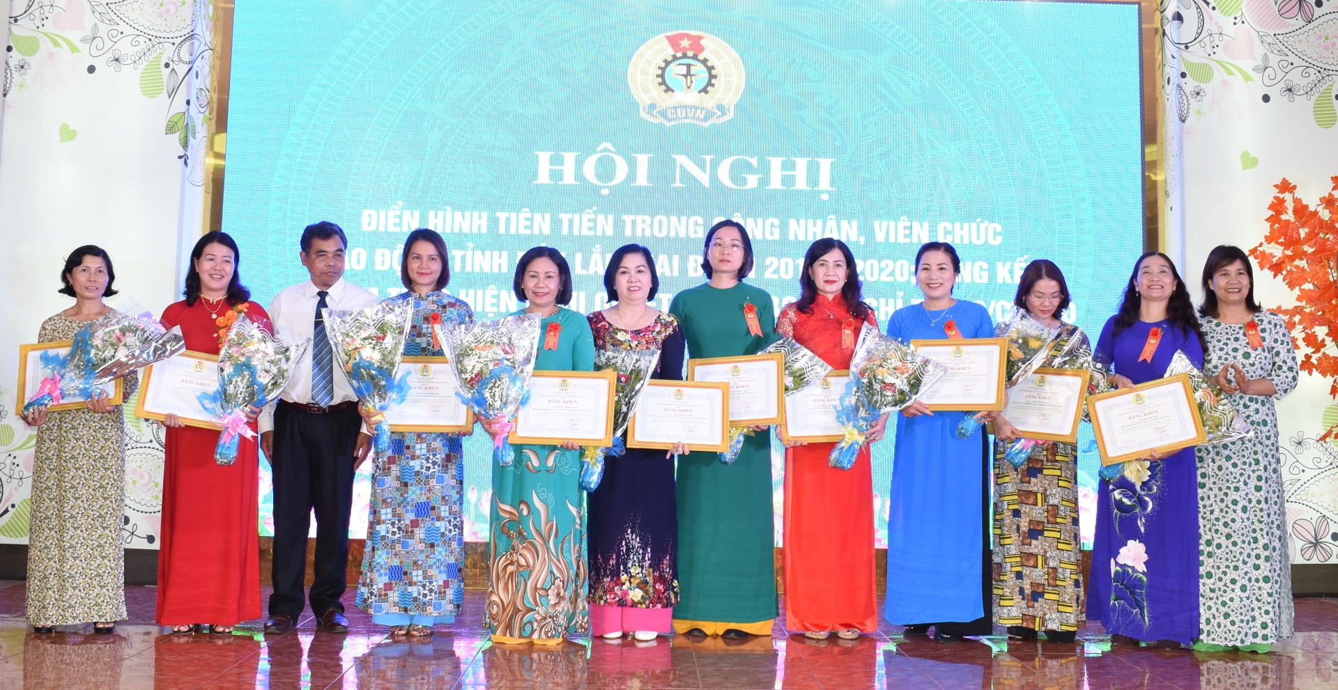 Liên đoàn Lao động tỉnh Đắk Lắk: Tuyên dương điển hình tiên tiến giai đoạn 2015-2020 lien doan lao dong tinh dak lak tuyen duong dien hinh tien tien giai doan 2015 2020