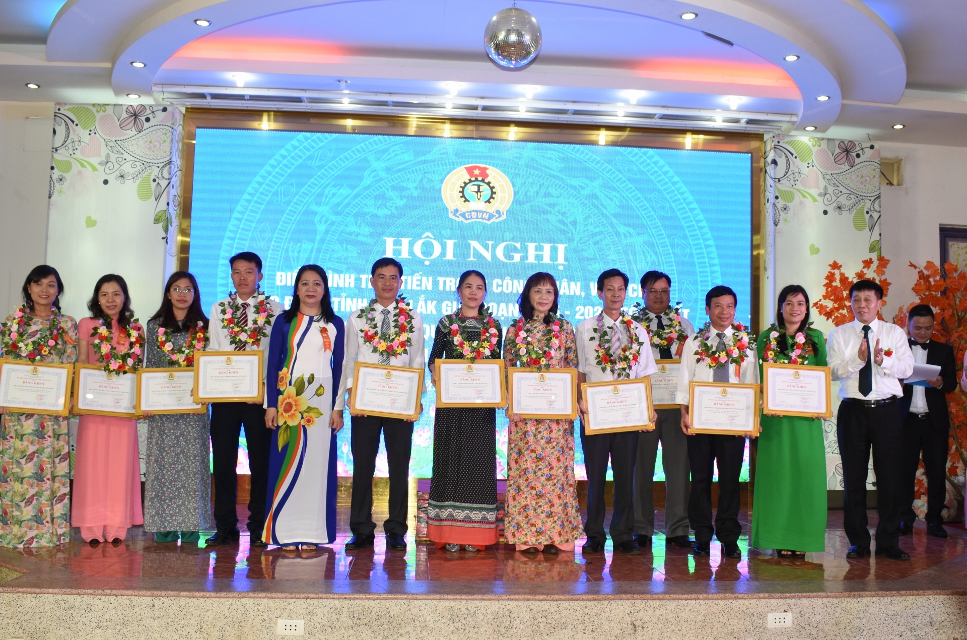 Liên đoàn Lao động tỉnh Đắk Lắk: Tuyên dương điển hình tiên tiến giai đoạn 2015-2020 lien doan lao dong tinh dak lak tuyen duong dien hinh tien tien giai doan 2015 2020