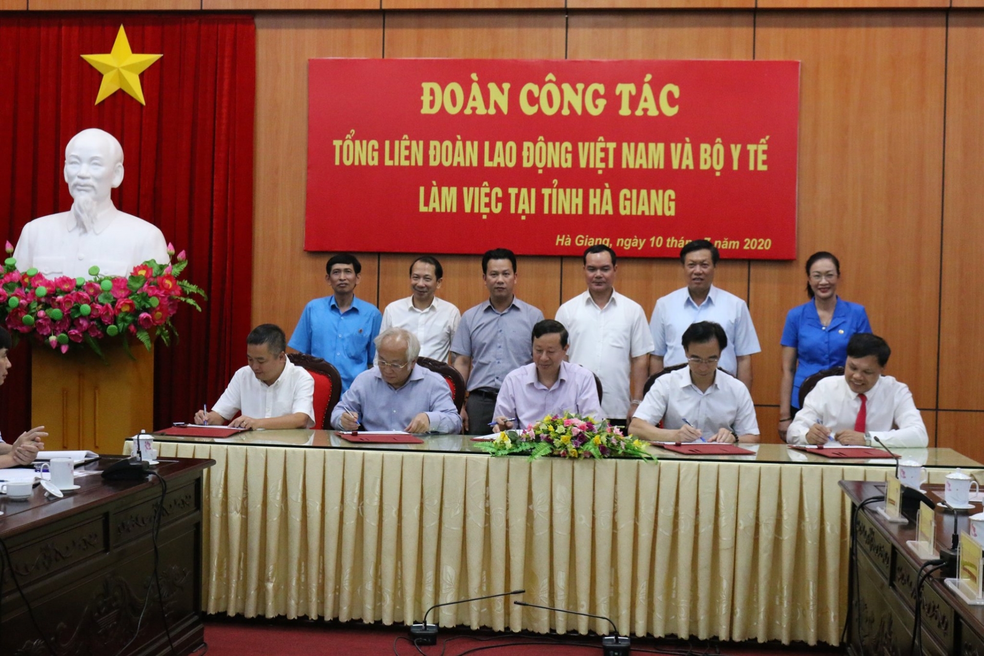 Đoàn công tác Tổng Liên đoàn Lao động Việt Nam và Bộ Y tế làm việc tại Hà Giang