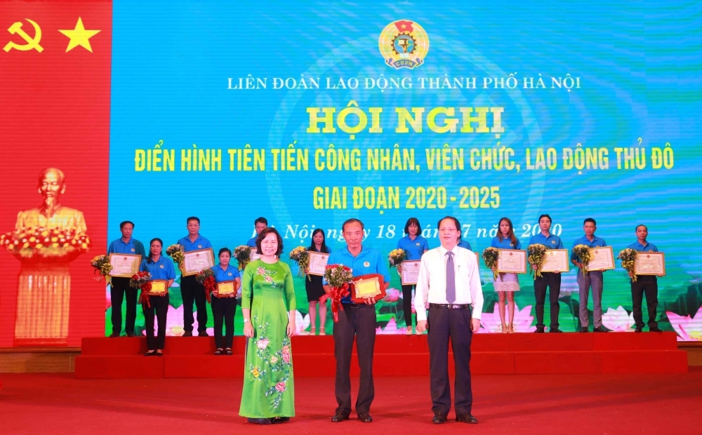 Hà Nội: Tôn vinh các tập thể, cá nhân điển hình tiên tiến trong lao động, sáng tạo ha noi ton vinh cac tap the ca nhan dien hinh tien tien trong lao dong sang tao
