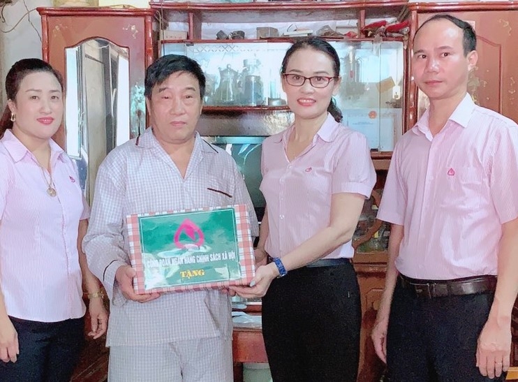 tham va tang qua cho cac thuong binh gia dinh chinh sach nhan ngay 277