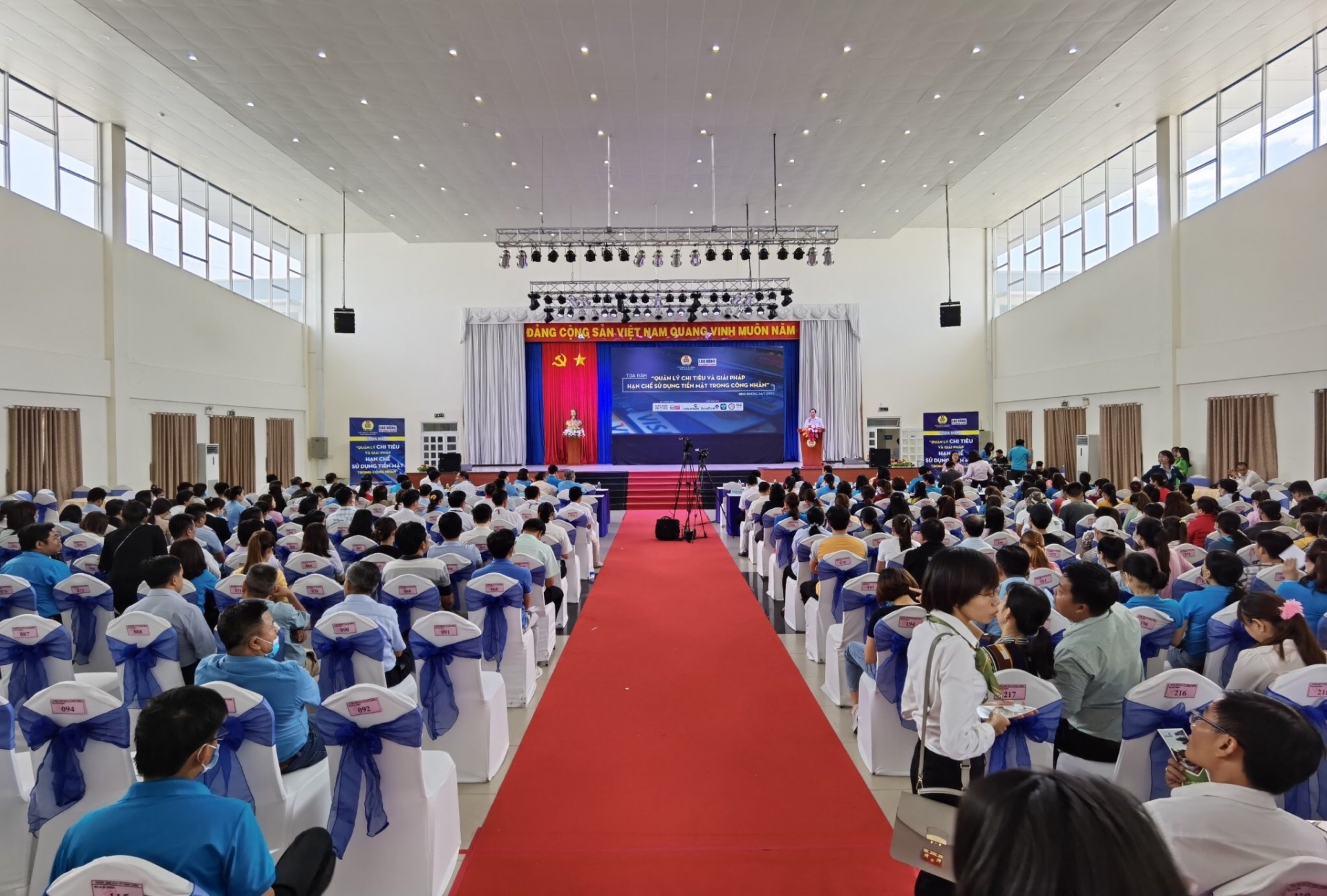 Trực tiếp: "Tọa đàm quản lý chi tiêu và giải pháp hạn chế sử dụng tiền mặt trong CN" truc tiep to a da m quan ly chi tieu va giai phap han che su dung tien mat trong cn