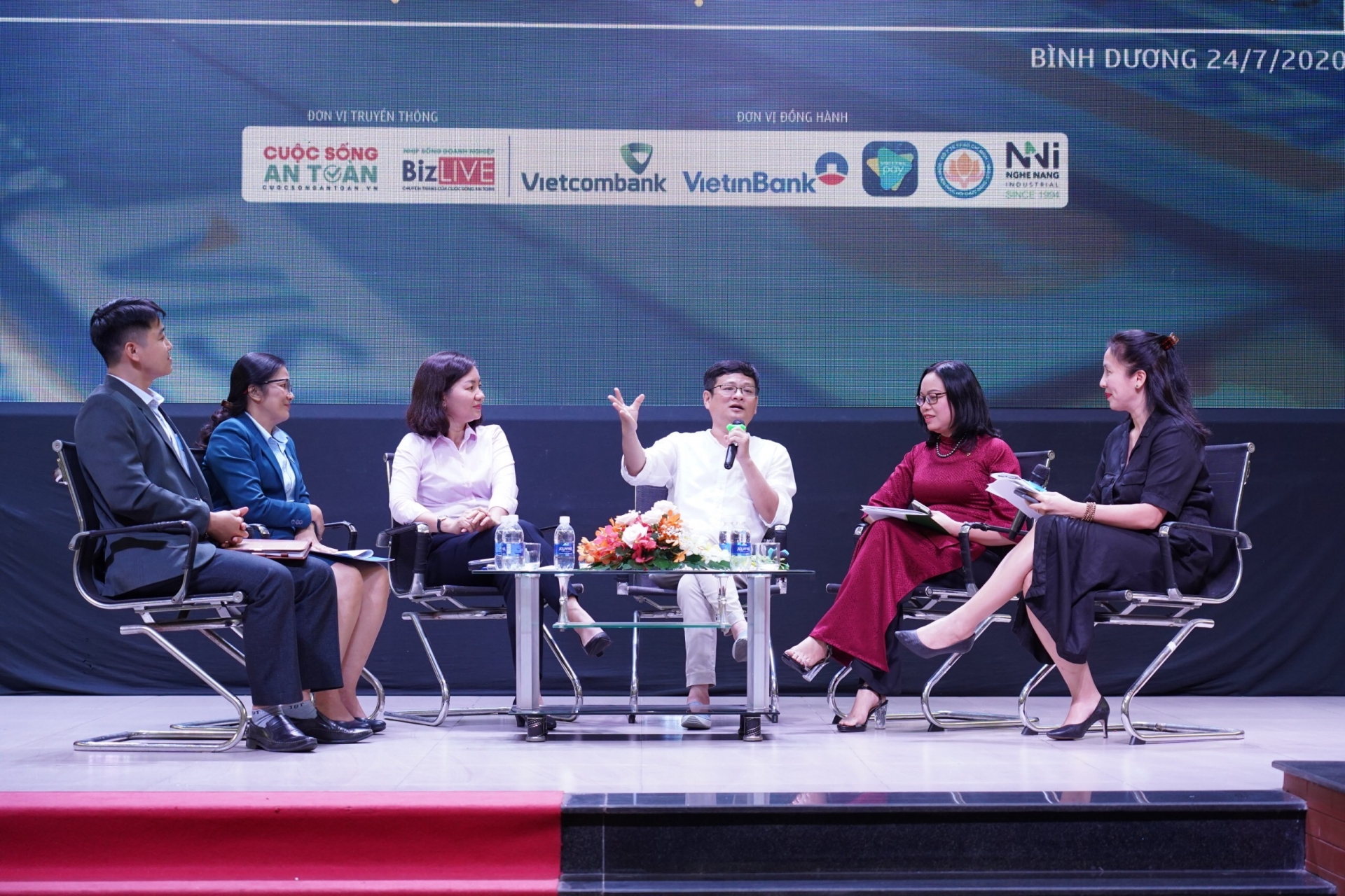 Trực tiếp: "Tọa đàm quản lý chi tiêu và giải pháp hạn chế sử dụng tiền mặt trong CN" truc tiep to a da m quan ly chi tieu va giai phap han che su dung tien mat trong cn