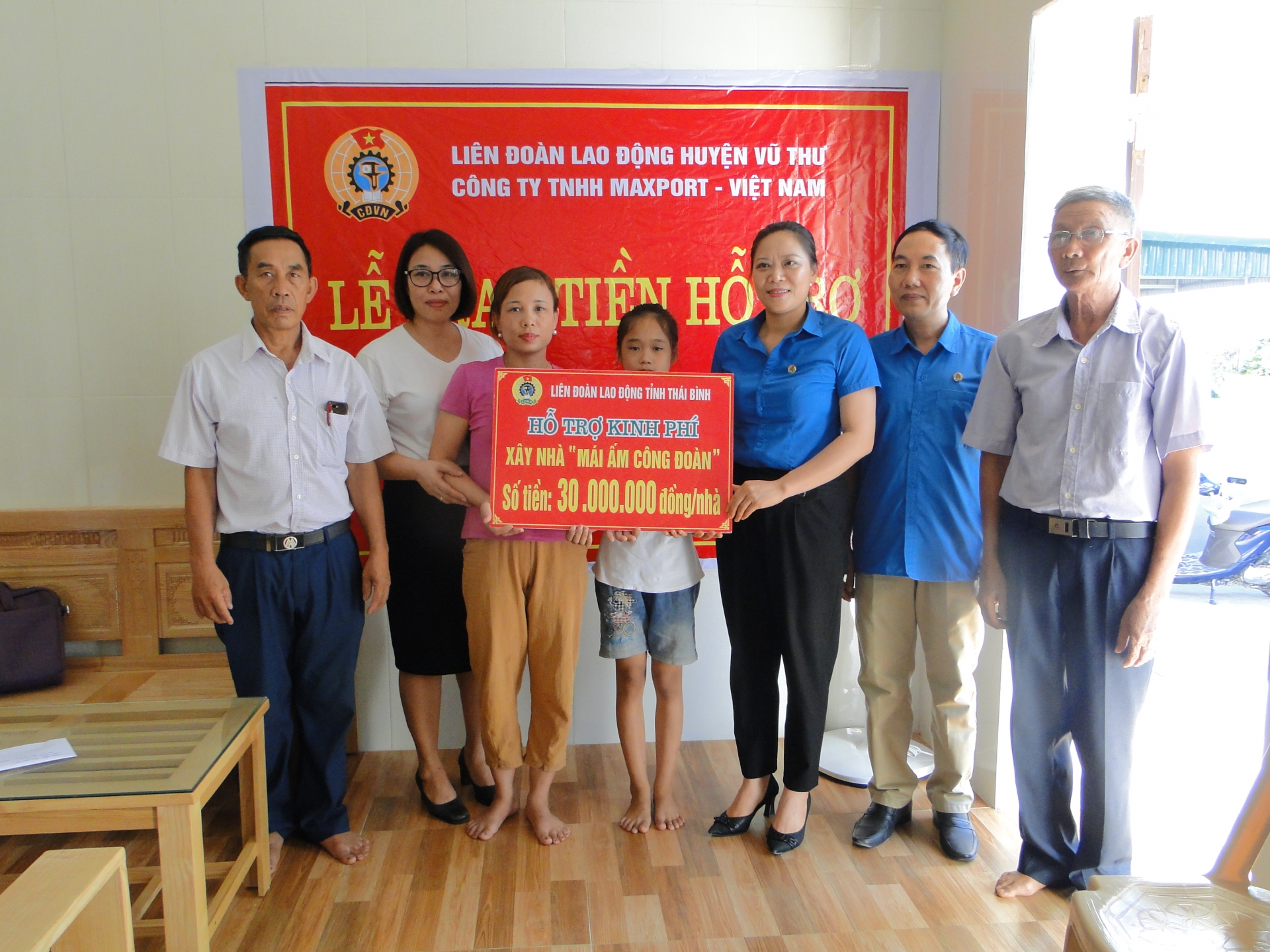 Liên đoàn Lao động huyện Vũ Thư trao hỗ trợ xây nhà mái ấm cho đoàn viên công đoàn lien doan lao dong huyen vu thu trao ho tro xay nha mai am cho doan vien cong doan