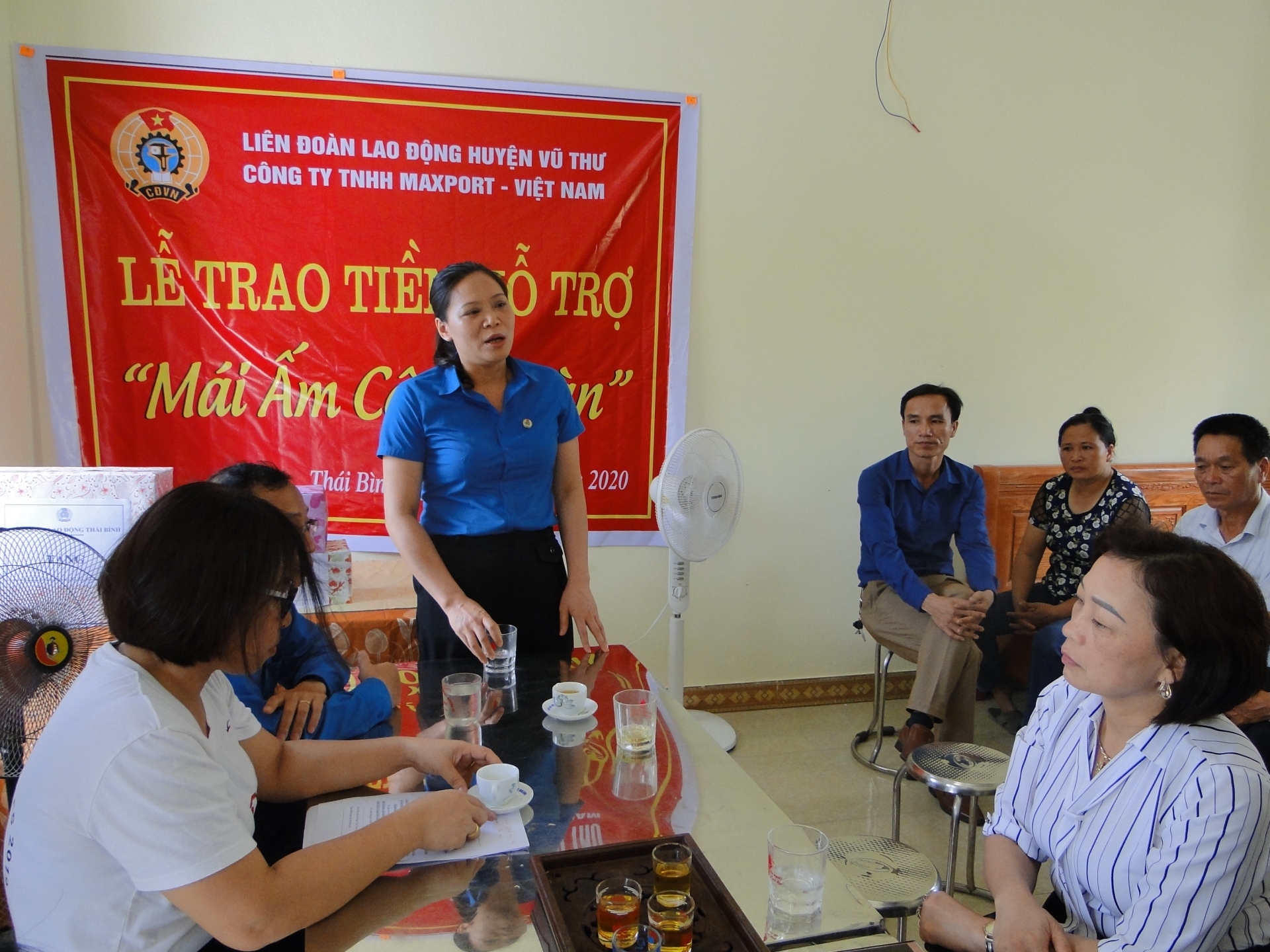 Liên đoàn Lao động huyện Vũ Thư trao hỗ trợ xây nhà mái ấm cho đoàn viên công đoàn lien doan lao dong huyen vu thu trao ho tro xay nha mai am cho doan vien cong doan