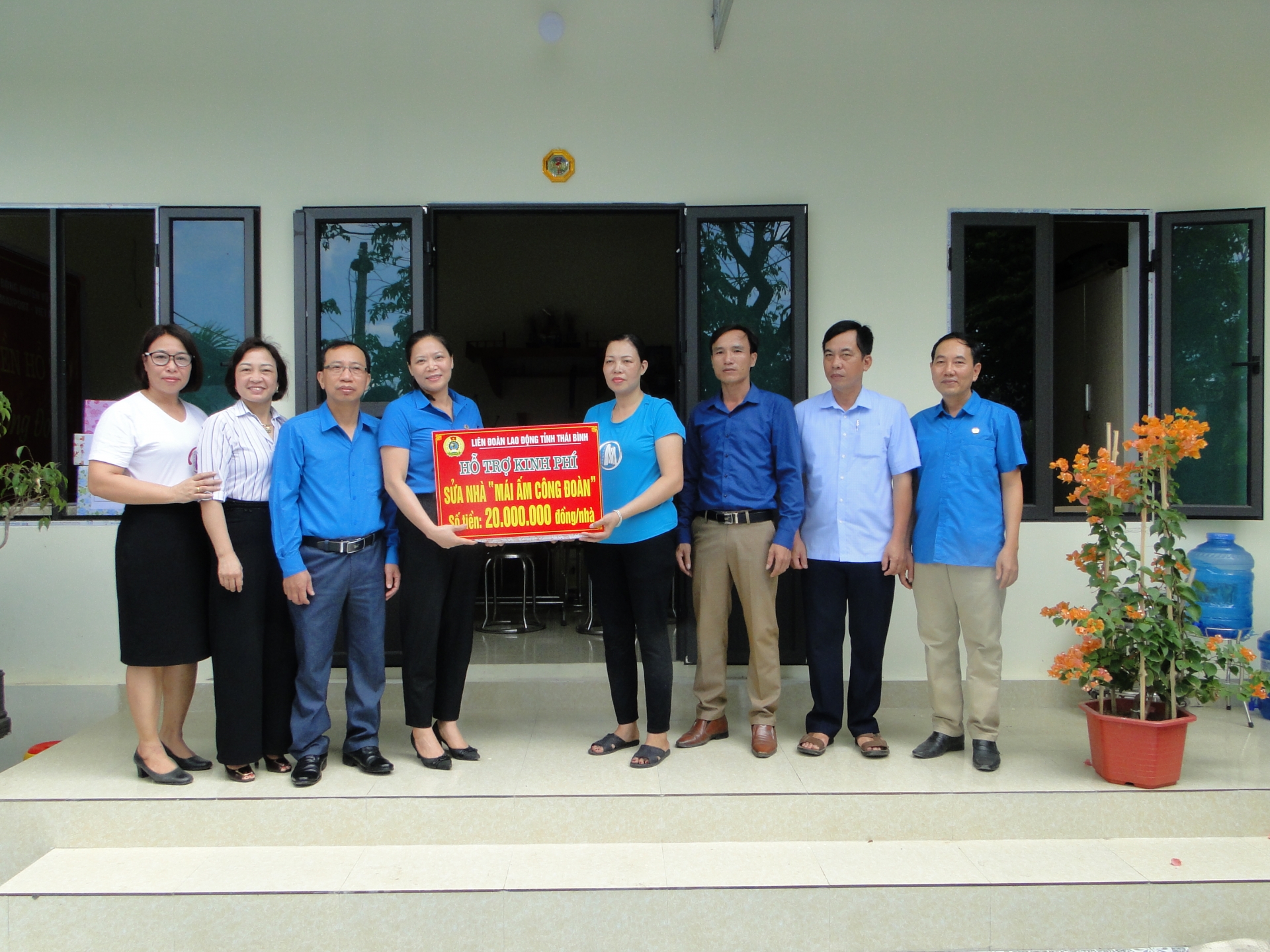 Liên đoàn Lao động huyện Vũ Thư trao hỗ trợ xây nhà mái ấm cho đoàn viên công đoàn lien doan lao dong huyen vu thu trao ho tro xay nha mai am cho doan vien cong doan