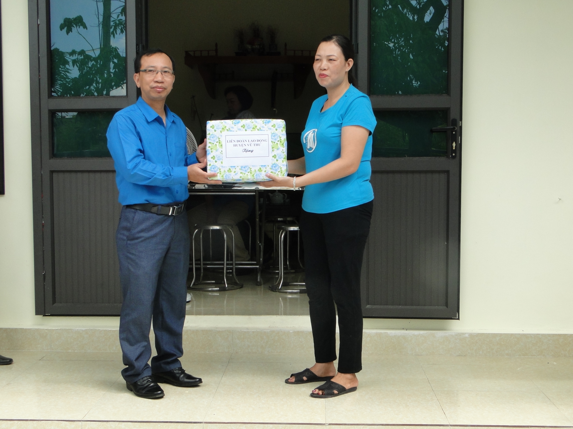 Liên đoàn Lao động huyện Vũ Thư trao hỗ trợ xây nhà mái ấm cho đoàn viên công đoàn lien doan lao dong huyen vu thu trao ho tro xay nha mai am cho doan vien cong doan