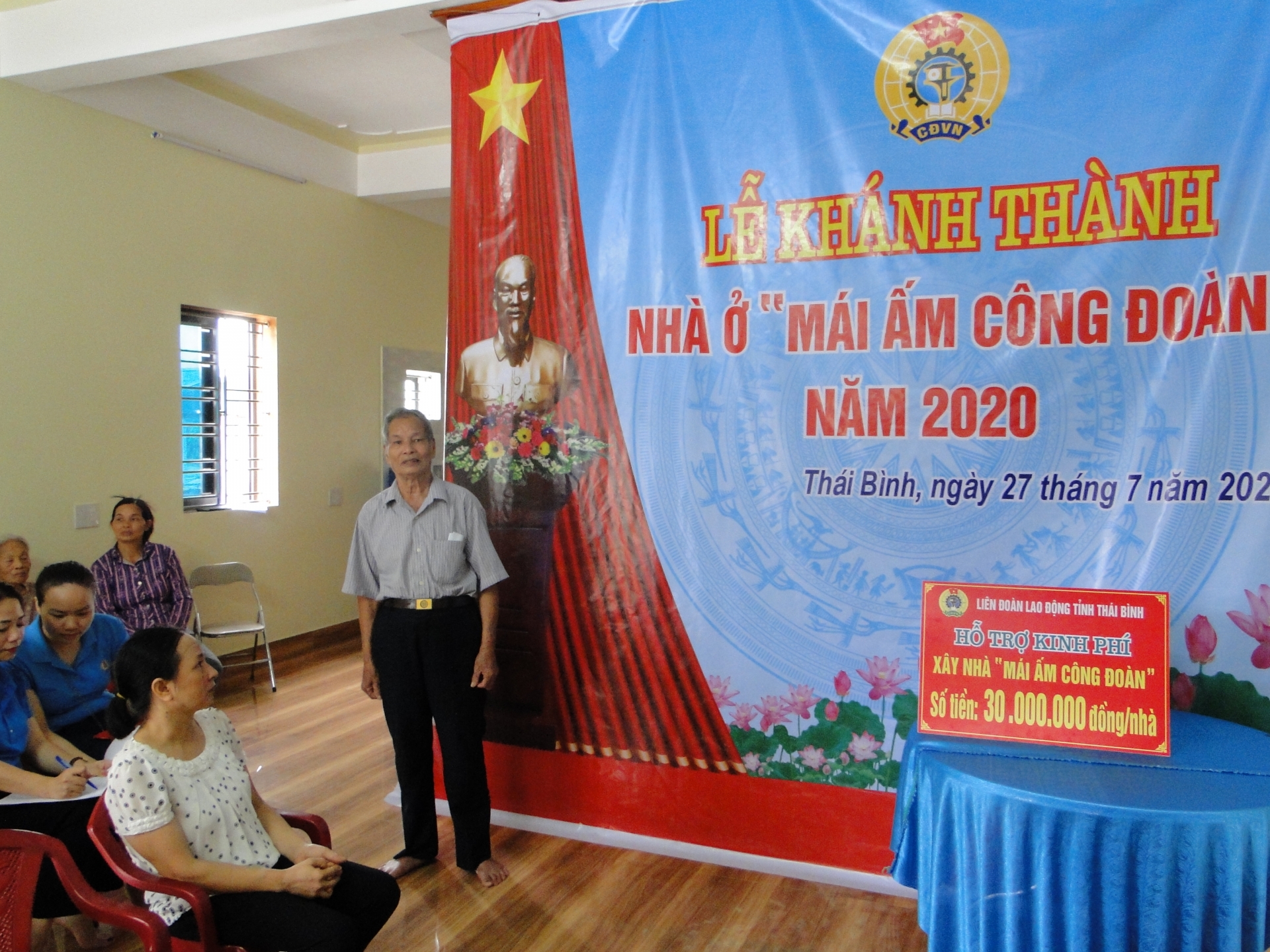 Công đoàn ngành Xây dựng Thái Bình trao hỗ trợ xây nhà mái ấm cho đoàn viên khó khăn thai binh cong nhan di o nho gan 10 nam moi co nha rieng