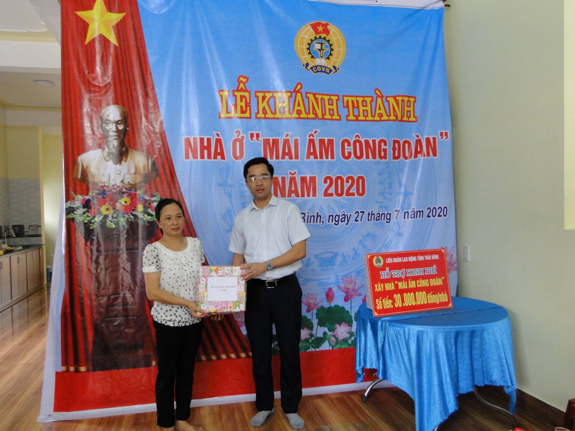 Công đoàn ngành Xây dựng Thái Bình trao hỗ trợ xây nhà mái ấm cho đoàn viên khó khăn thai binh cong nhan di o nho gan 10 nam moi co nha rieng