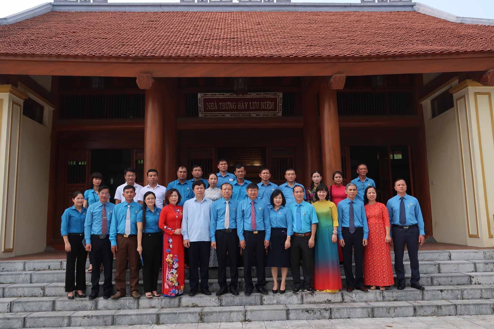 doan can bo cong doan tieu bieu dang huong tuong niem dong chi nguyen van linh