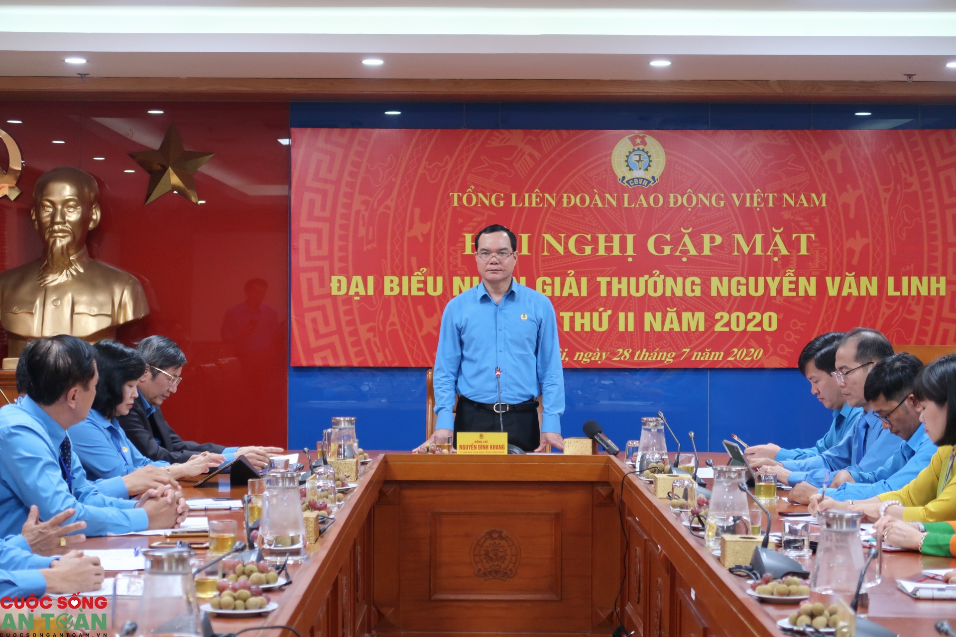 Gặp mặt 10 cán bộ công đoàn nhận Giải thưởng Nguyễn Văn Linh lần thứ II-2020 gap mat 10 can bo cong doan nhan giai thuong nguyen van linh lan thu ii 2020