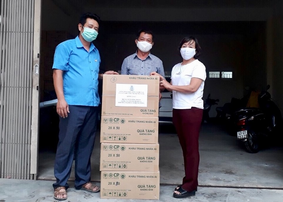 Động viên, tặng quà cho người lao động đang sản xuất trong dịch Covid-19 dong vien tang qua cho nguoi lao dong dang san xuat trong dich covid 19