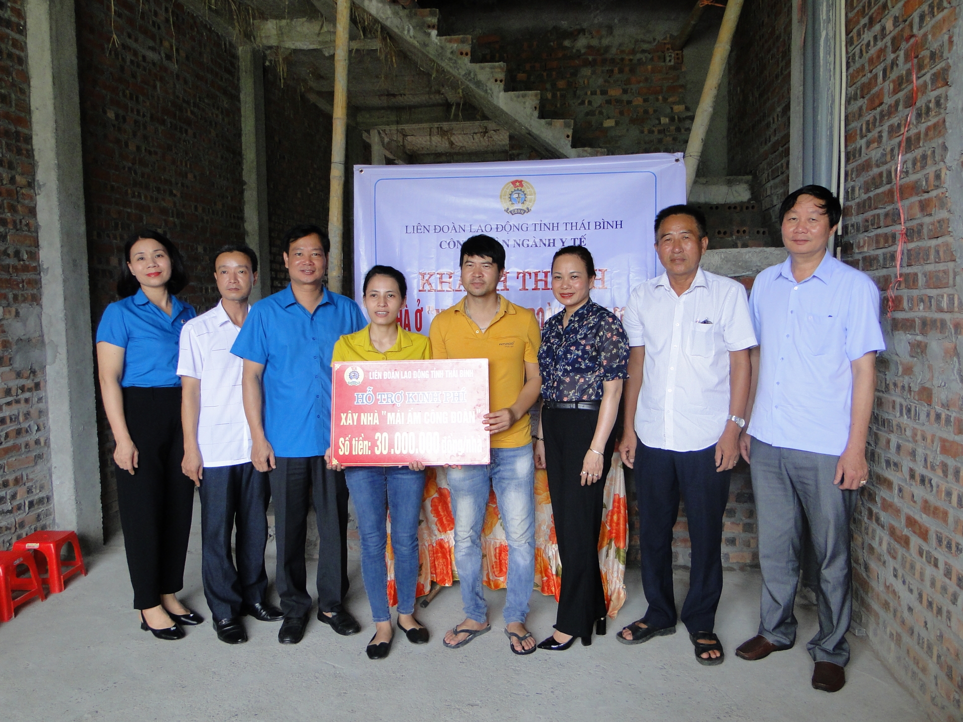 Công đoàn ngành Y tế Thái Bình tổ chức trao kinh phí hỗ trợ xây nhà mái ấm cong doan nganh y te thai binh to chuc trao kinh phi ho tro xay nha mai am