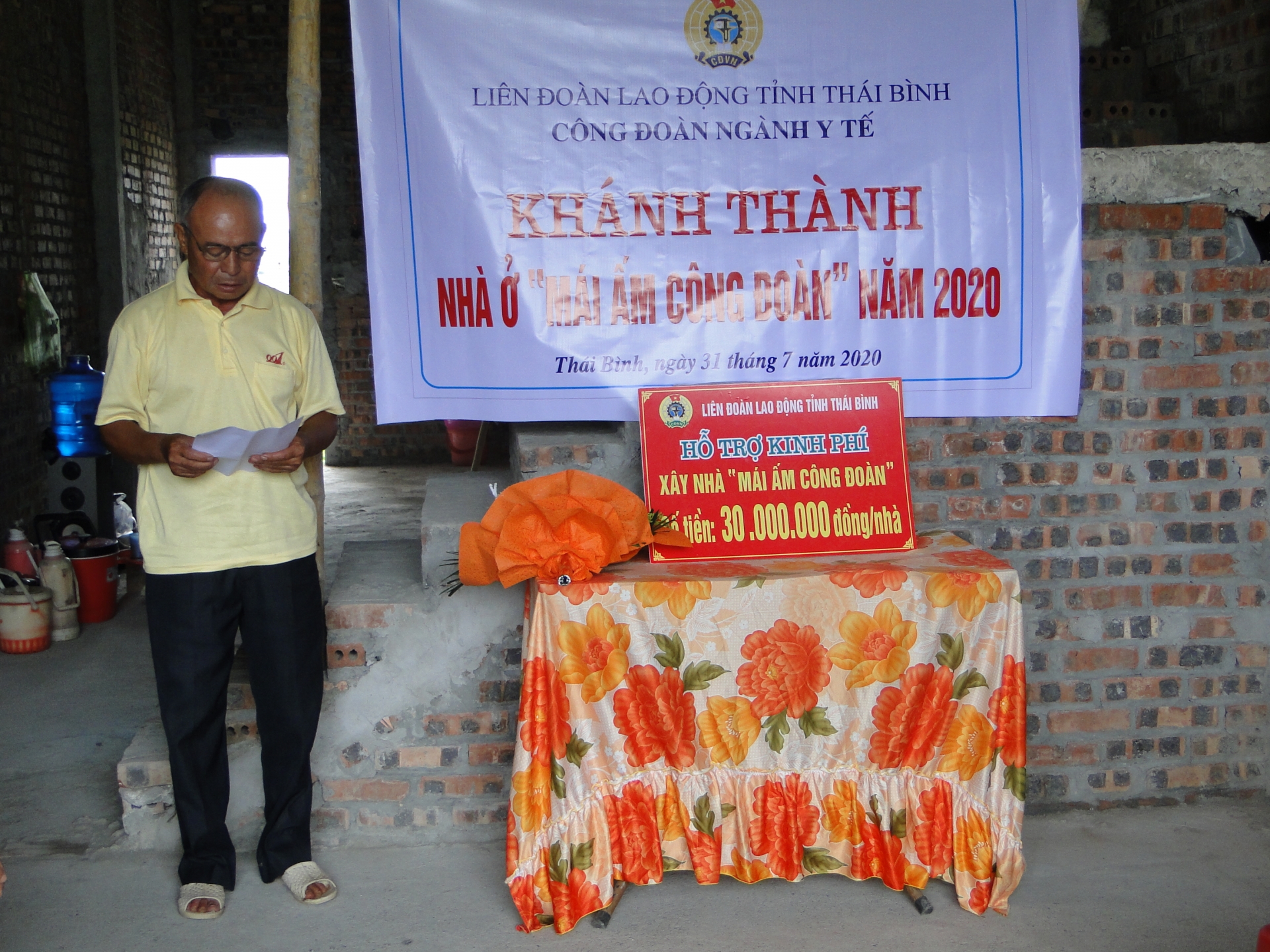 Công đoàn ngành Y tế Thái Bình tổ chức trao kinh phí hỗ trợ xây nhà mái ấm cong doan nganh y te thai binh to chuc trao kinh phi ho tro xay nha mai am