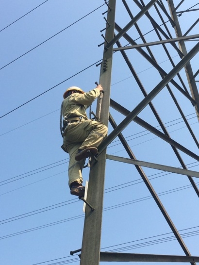 “Lính truyền tải” thầm lặng giữa cái nóng 40 độ C giữ dòng điện thông suốt linh truyen tai tham lang giua cai nong 40 do c giu dong dien thong suot