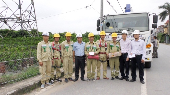 “Lính truyền tải” thầm lặng giữa cái nóng 40 độ C giữ dòng điện thông suốt linh truyen tai tham lang giua cai nong 40 do c giu dong dien thong suot