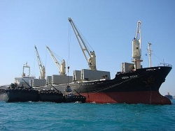 42 ngu dan lenh denh tren bien vi tau ca bi hong may