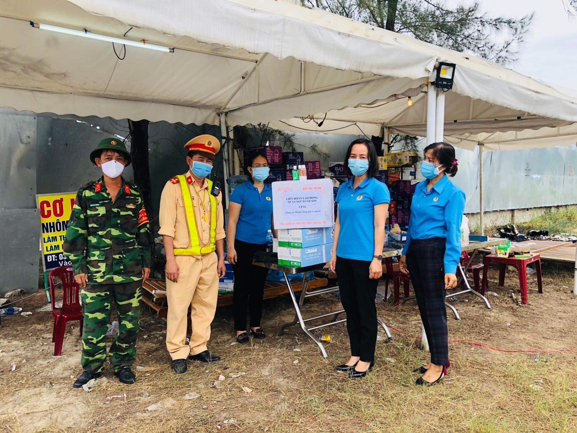 Chia sẻ cùng lực lượng đang làm nhiệm vụ trực chốt cách ly chia se cung luc luong dang lam nhiem vu truc chot cach ly