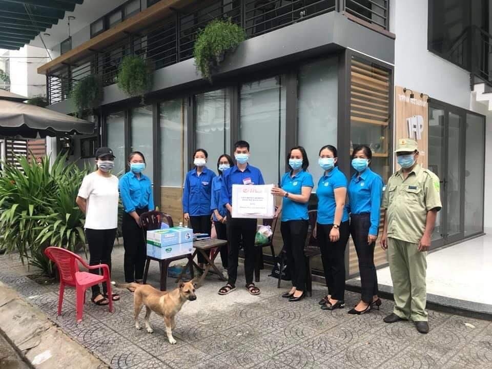 Chia sẻ cùng lực lượng đang làm nhiệm vụ trực chốt cách ly chia se cung luc luong dang lam nhiem vu truc chot cach ly