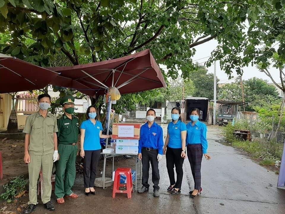 Chia sẻ cùng lực lượng đang làm nhiệm vụ trực chốt cách ly chia se cung luc luong dang lam nhiem vu truc chot cach ly