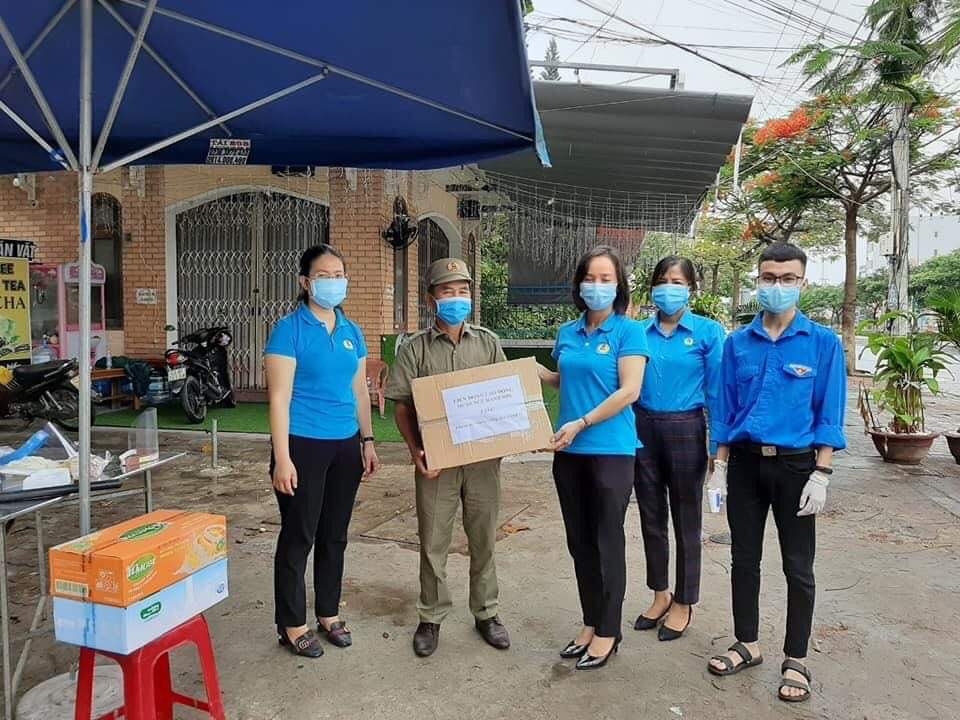 Chia sẻ cùng lực lượng đang làm nhiệm vụ trực chốt cách ly chia se cung luc luong dang lam nhiem vu truc chot cach ly