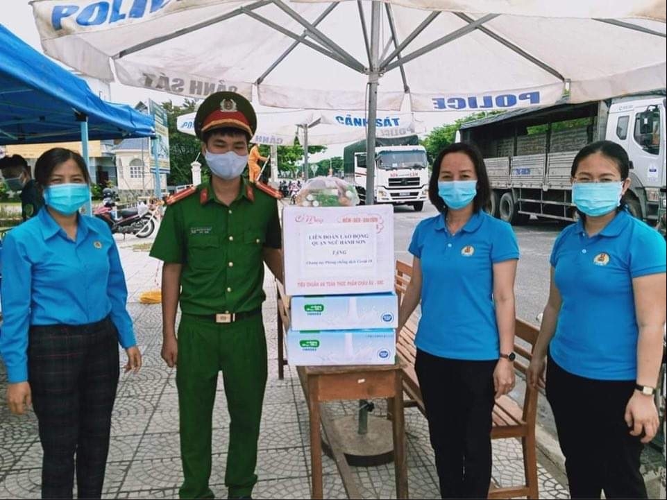 Chia sẻ cùng lực lượng đang làm nhiệm vụ trực chốt cách ly chia se cung luc luong dang lam nhiem vu truc chot cach ly