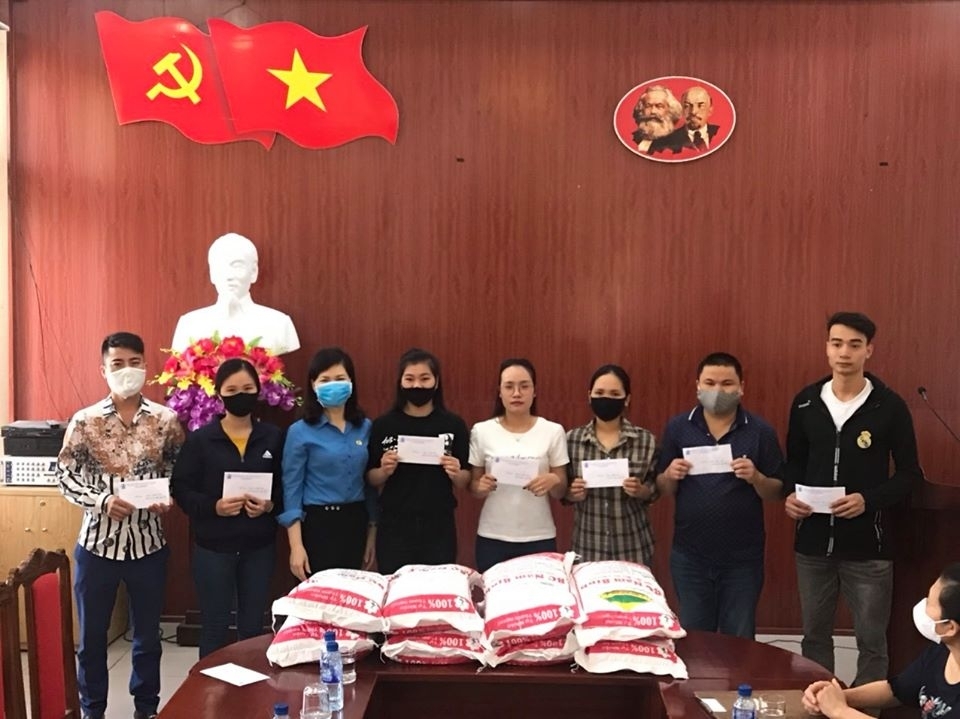 Đi từng ngõ, “gõ” từng nhà để xin giảm giá phòng cho công nhân lao động di tung ngo go tung nha de xin giam gia phong cho cong nhan lao dong