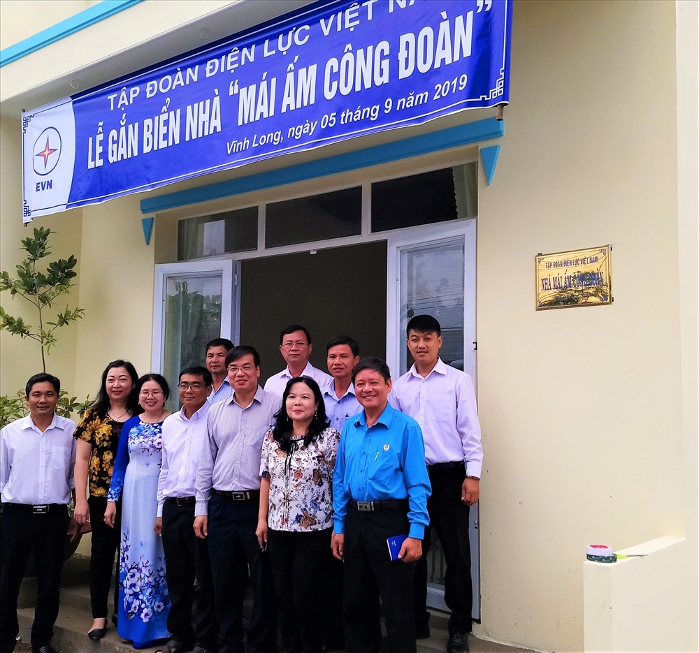 Bàn giao nhà “Mái ấm công đoàn” cho đoàn viên Điện lực Long An ban giao nha mai am cong doan cho doan vien dien luc long an