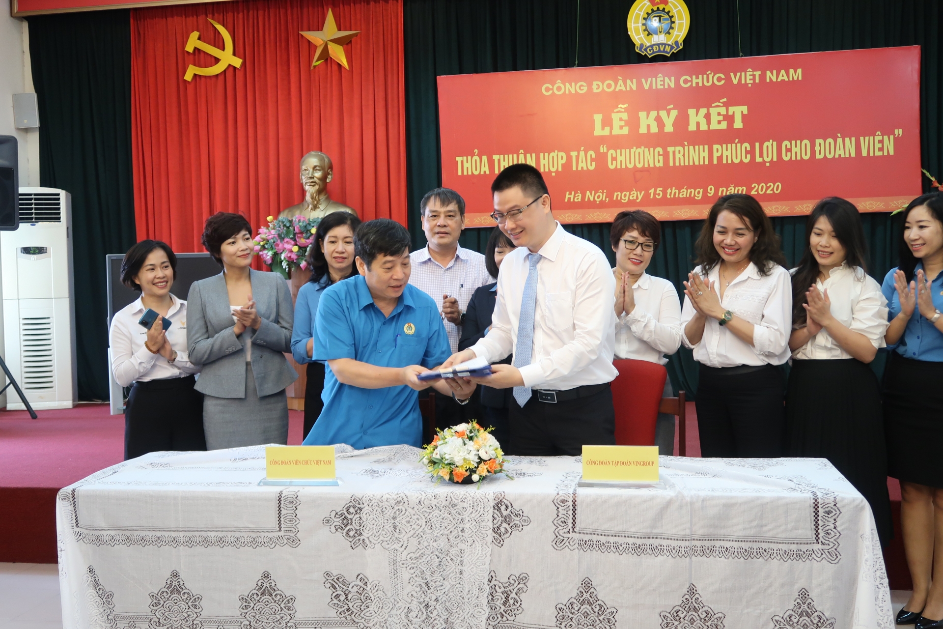 Ký kết thỏa thuận hợp tác về “Chương trình phúc lợi cho đoàn viên” Ký kết thỏa thuận hợp tác về “Chương trình phúc lợi cho đoàn viên”