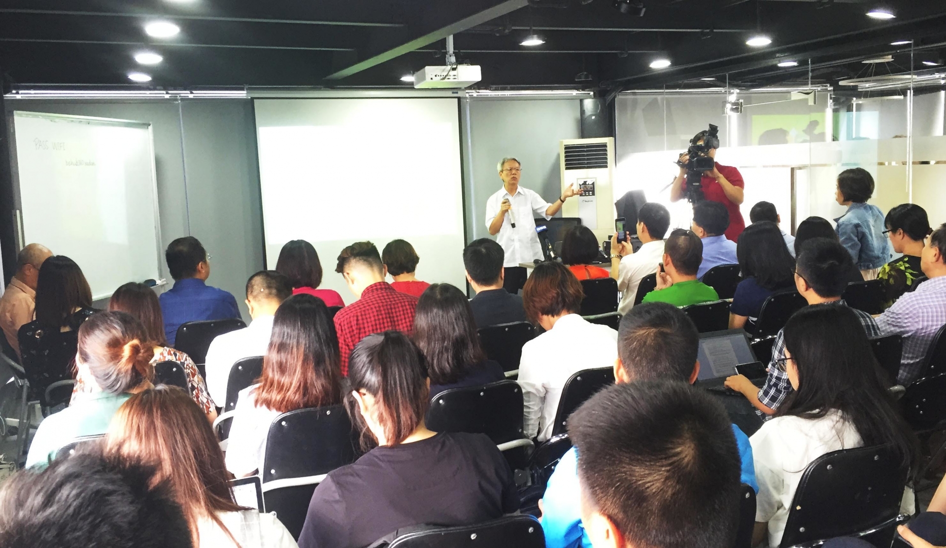 Cần có Luật Dịch vụ công để bảo vệ người tiêu dùng can co luat dich vu cong de bao ve nguoi tieu dung