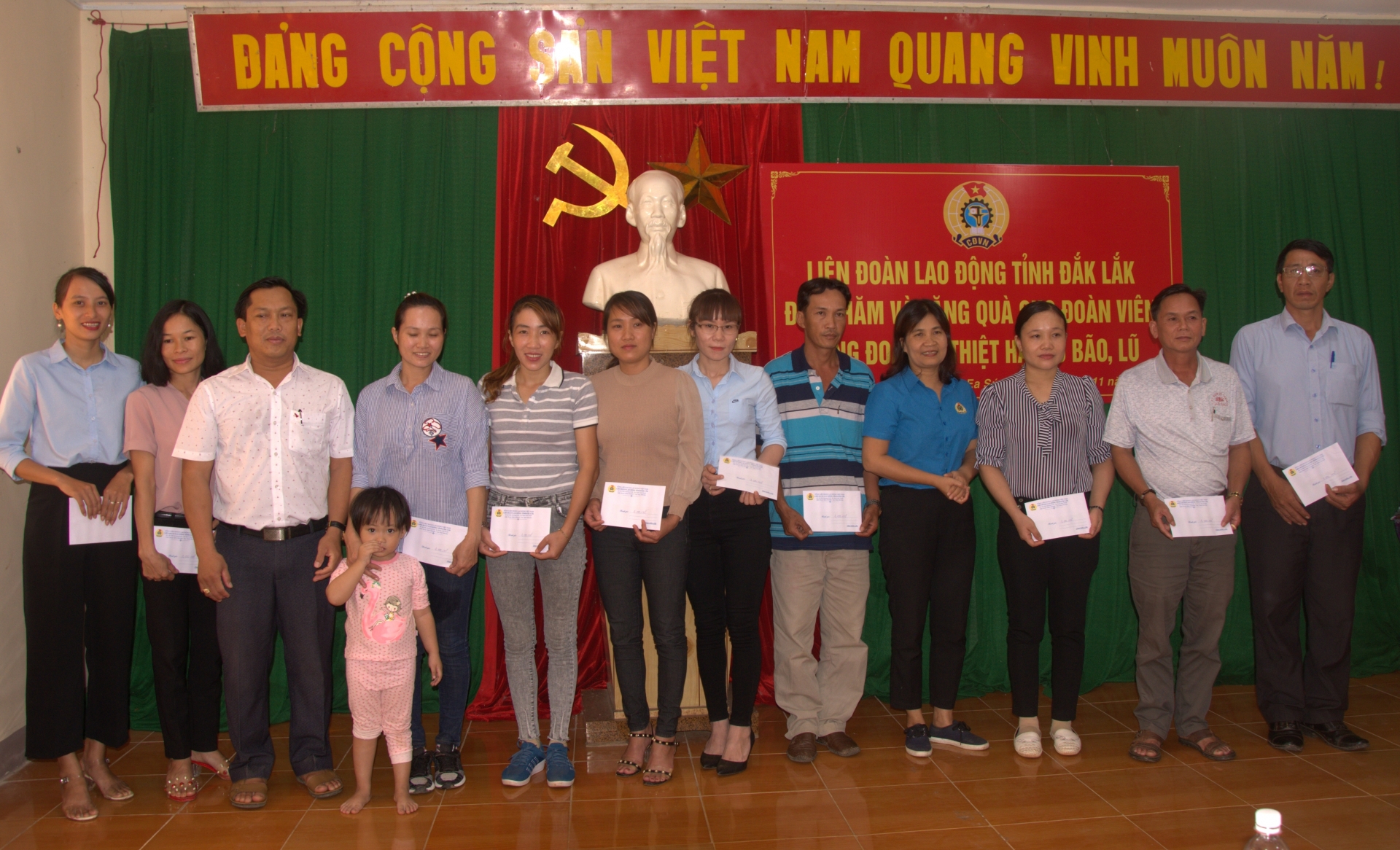 Hỗ trợ đoàn viên công đoàn khó khăn do bị thiệt hại của lũ lụt ho tro doan vien cong doan kho khan do bi thiet hai cua lu lut