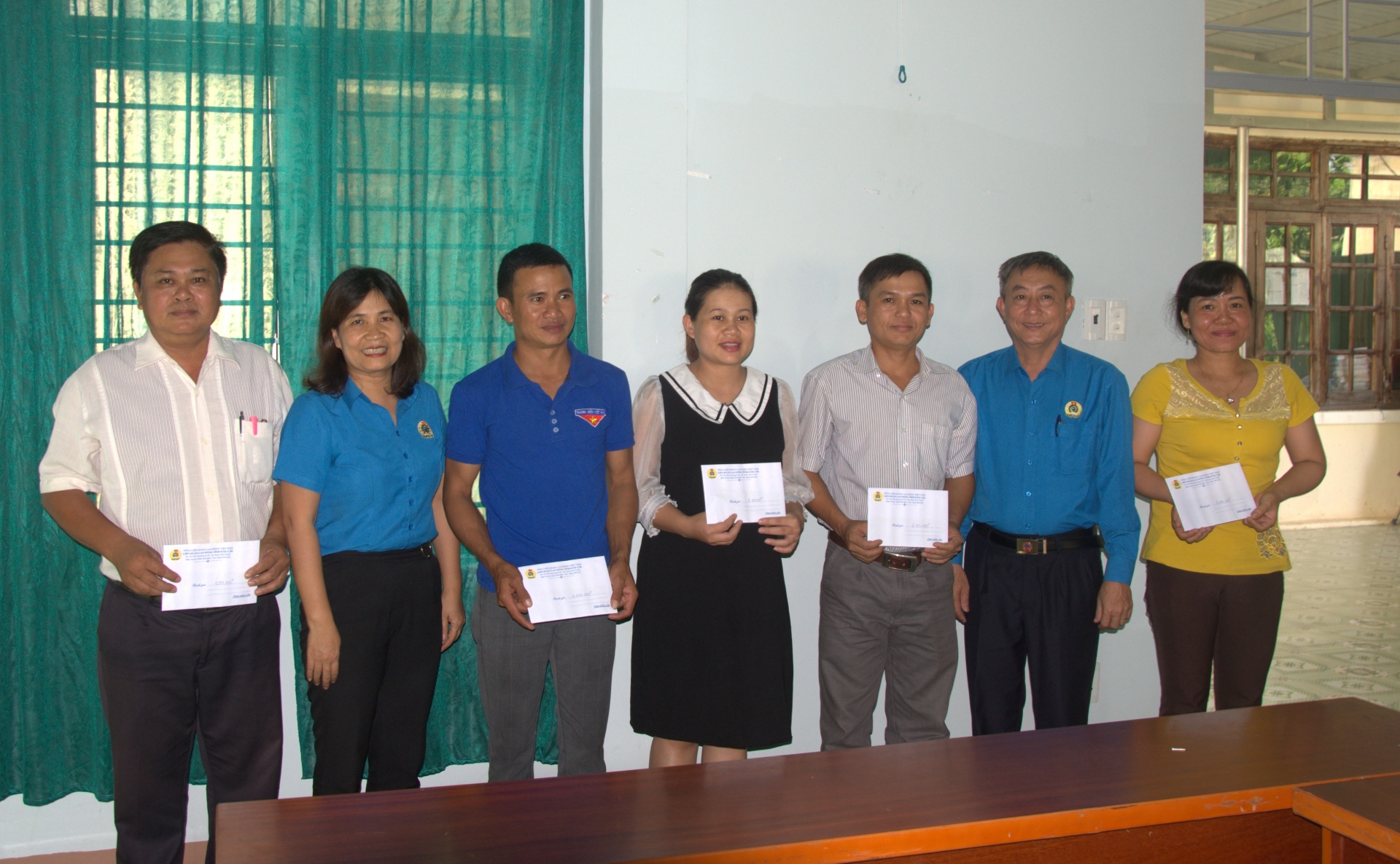 Hỗ trợ đoàn viên công đoàn khó khăn do bị thiệt hại của lũ lụt ho tro doan vien cong doan kho khan do bi thiet hai cua lu lut