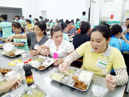 Gần 100% doanh nghiệp có mức ăn ca từ 15 ngàn đồng/suất trở lên gan 100 doanh nghiep co muc an ca tu 15 ngan dongsuat tro len