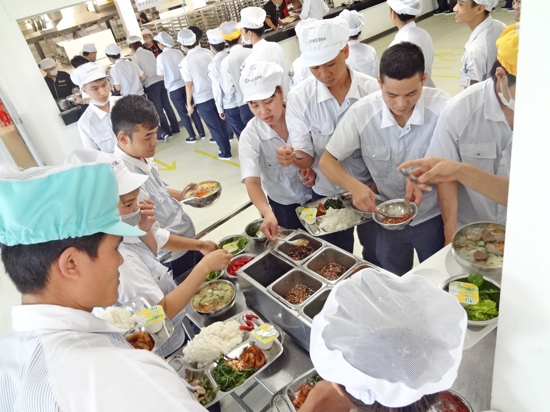 Khuyến khích các doanh nghiệp chăm lo bữa ăn ca cho người lao động huy 30 nghin suat an trua thay bang bua an gom banh hoa qua sua cho nguoi lao dong