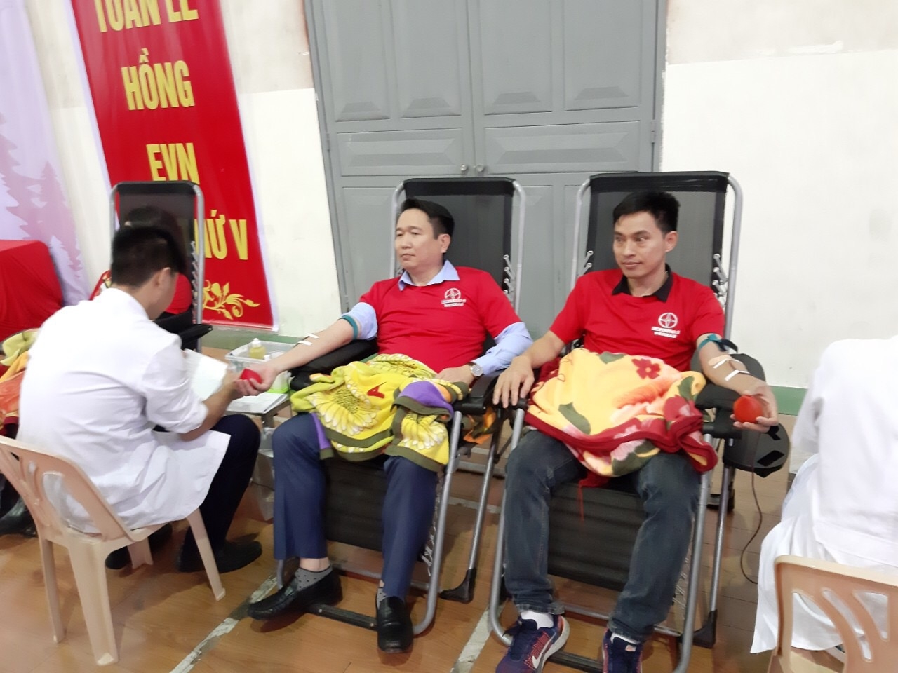 Tuần lễ hồng EVN lần thứ V “Một giọt máu cho đi – Một cuộc đời ở lại” tuan le hong evn lan thu v mot giot mau cho di mot cuoc doi o lai